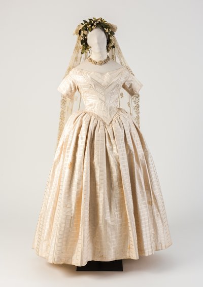 White woven silk wedding dress, with embroidered net lace veil, 1840s by Unbekannt Unbekannt